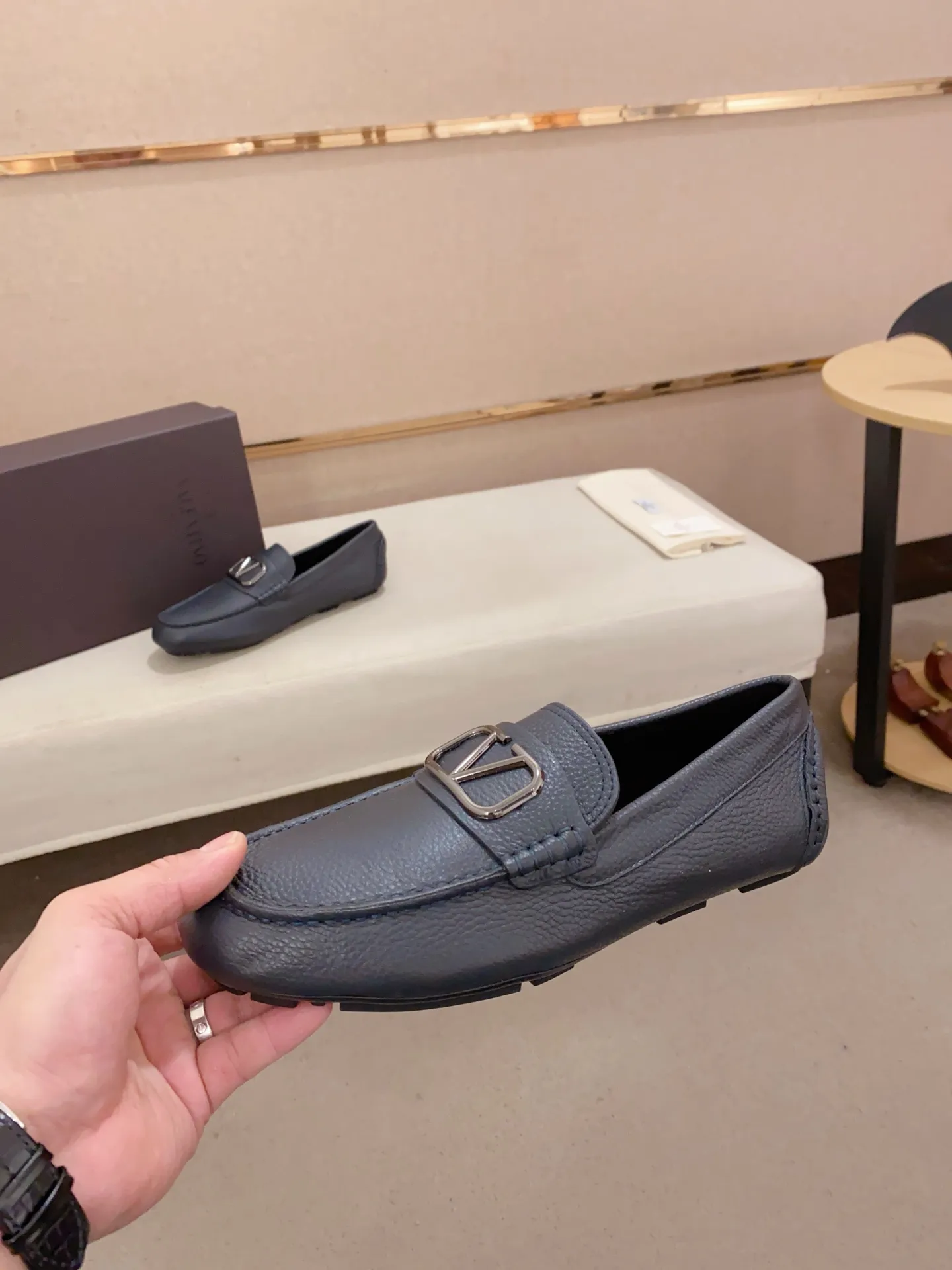 Men's shoes💰: 680💰VALENTINO, made of imported cowhide with imported water-dyed cowhide lining, iconic hardware and iconic wear-resistant outsole. 38-44. 45 VALENTINO packaging can be customized to enjoy the brand’s iconic product packaging